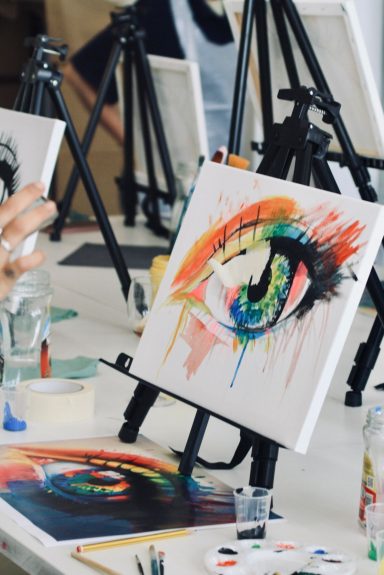cuadros dibujados sobre un lienzo de pintura